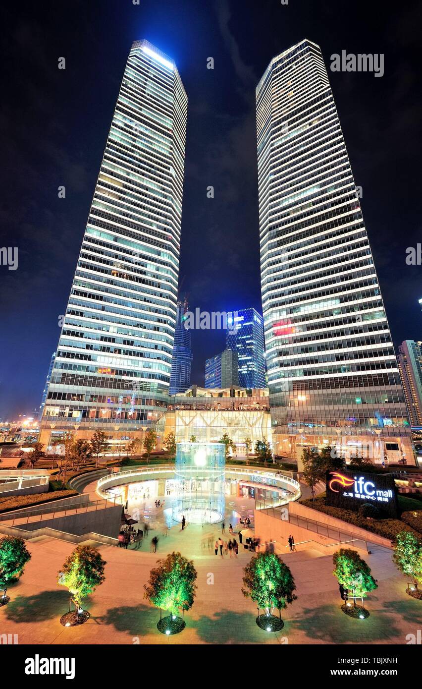 Shanghai street view skyscrapers hi-res stock photography and images ...