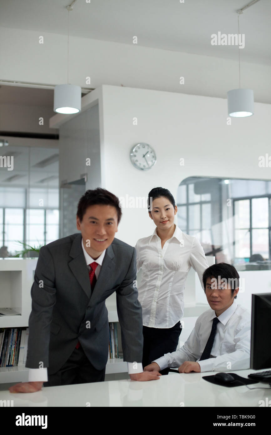 A discussion in front of a computer Stock Photo - Alamy