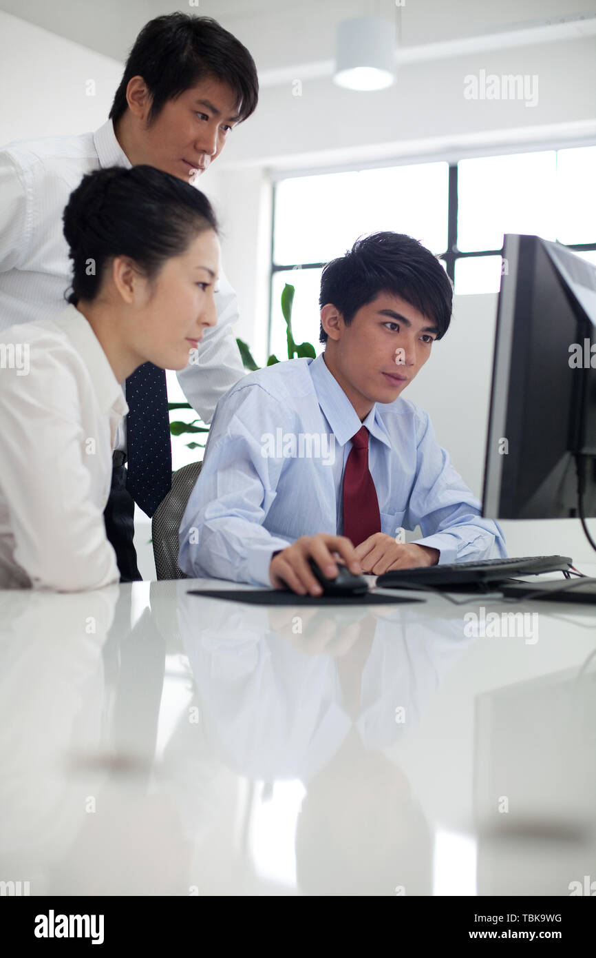 Group Discussion Computer Computer discussion business people hi-res stock photography and images ...