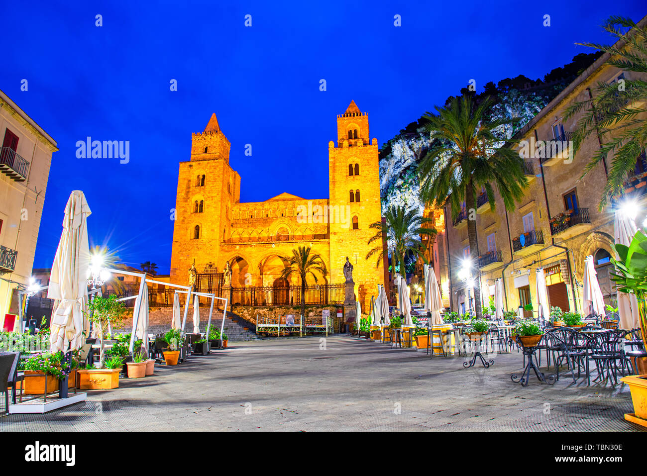 Cefalu, Sicily, Italy: Night view of the town square with The Cathedral or Basilica of Cefalu, Duomo di Cefalu, a Roman Catholic church built in the N Stock Photo