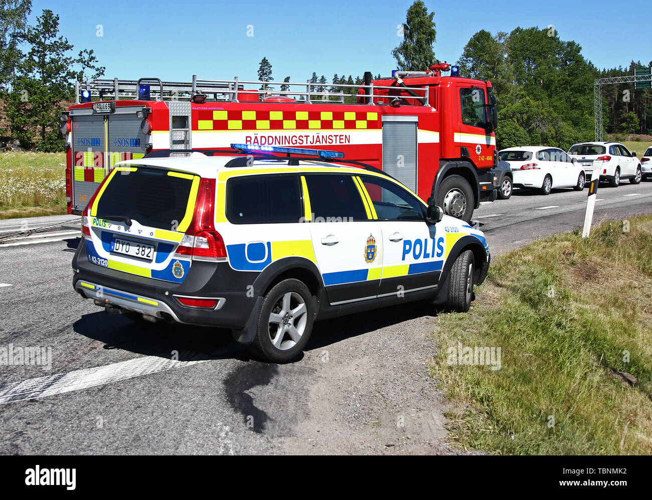 MOTALA 20170706 Polisbil och en brandbil från räddningstjänsten vid en olycksplats. Foto Jeppe Gustafsson Stock Photo