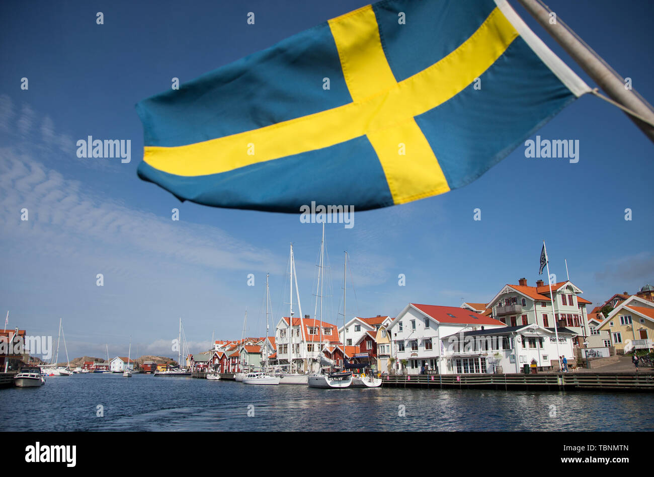SMÖGEN 20170816 Svenska flaggan på båt, på vägen ut från Smögen i ...