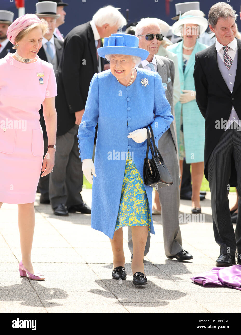 Queen elizabeth ii at the epsom derby hires stock photography and(00)