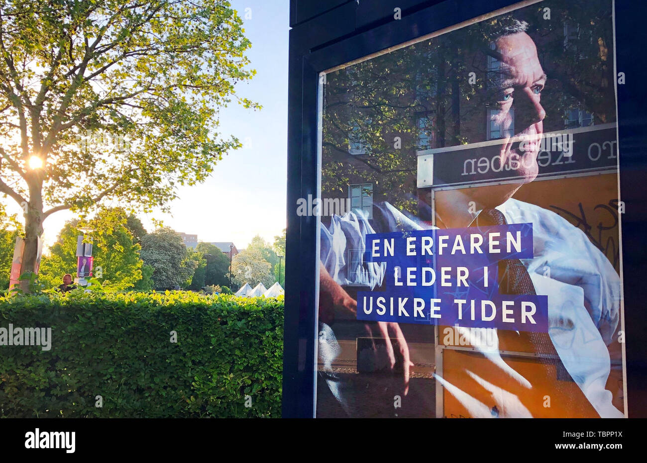 Kopenhagen, Denmark. 25th May, 2019. The liberal party Venstre advertises on an election poster at a bus stop for the incumbent head of government Lars Lokke Rasmussen. The poster says "experienced leather i usikre tider" (an experienced leader in our times). On 05 June a new parliament is elected in Denmark. (to dpa "Denmark chooses - Social Democrats hope for ray of hope") Credit: Steffen Trumpf/dpa/Alamy Live News Stock Photo