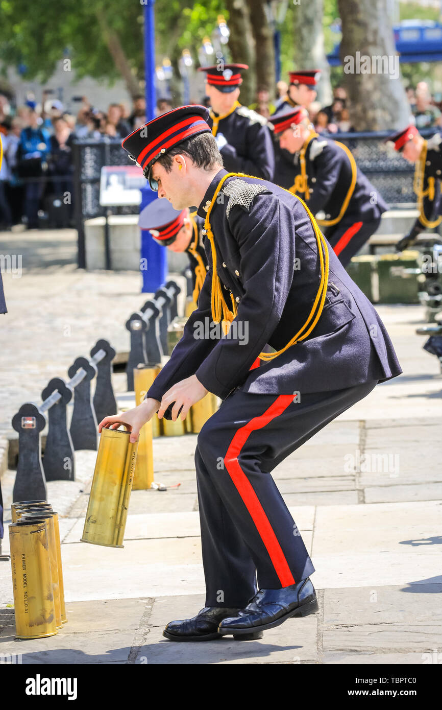 London, UK, 03rd June 2019. The cartridges are colected. A 103 round gun salute by the Honourable Artillery Company at HM Tower of London is fired at midday. The 103 rounds are:  41 to mark 66 years since HM The Queen’s coronation, 41 to mark the state visit of the President of the United States, and 21 for the City of London. Credit: Imageplotter/Alamy Live News Stock Photo