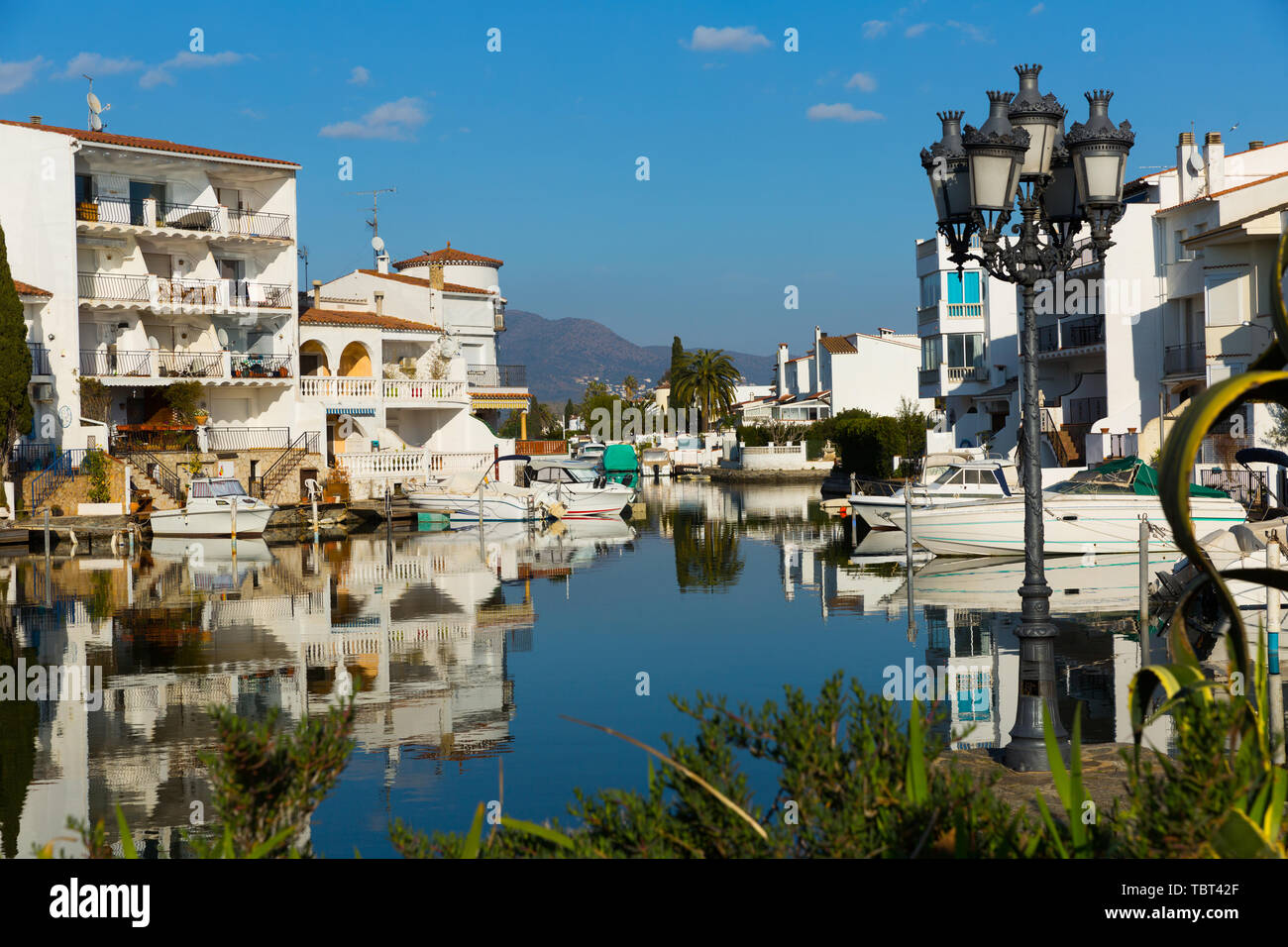 cityscape-of-spanish-community-of-empuriabrava-with-blue-canal-and
