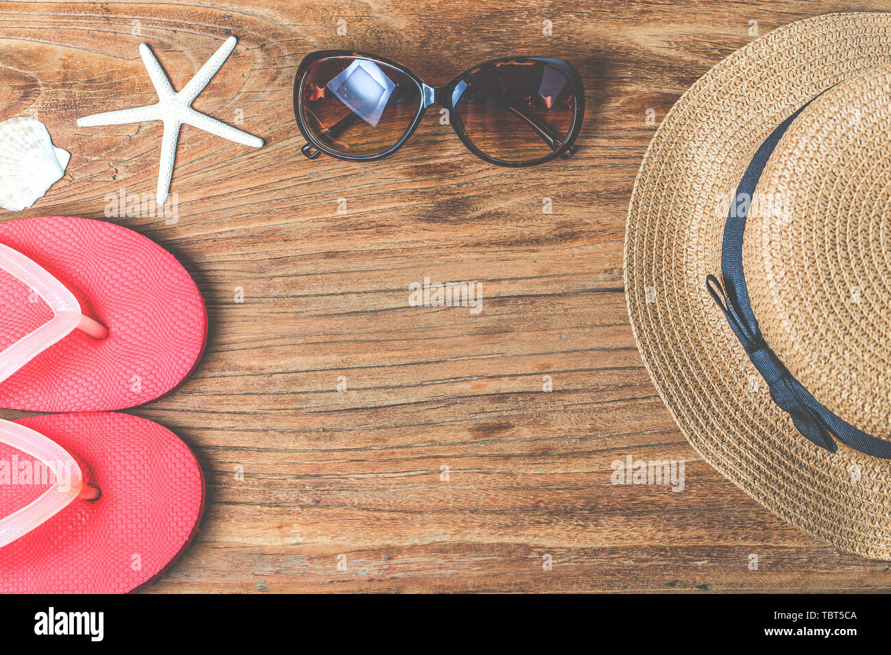 Straw hat and sunglasses on wood Stock Photo - Alamy