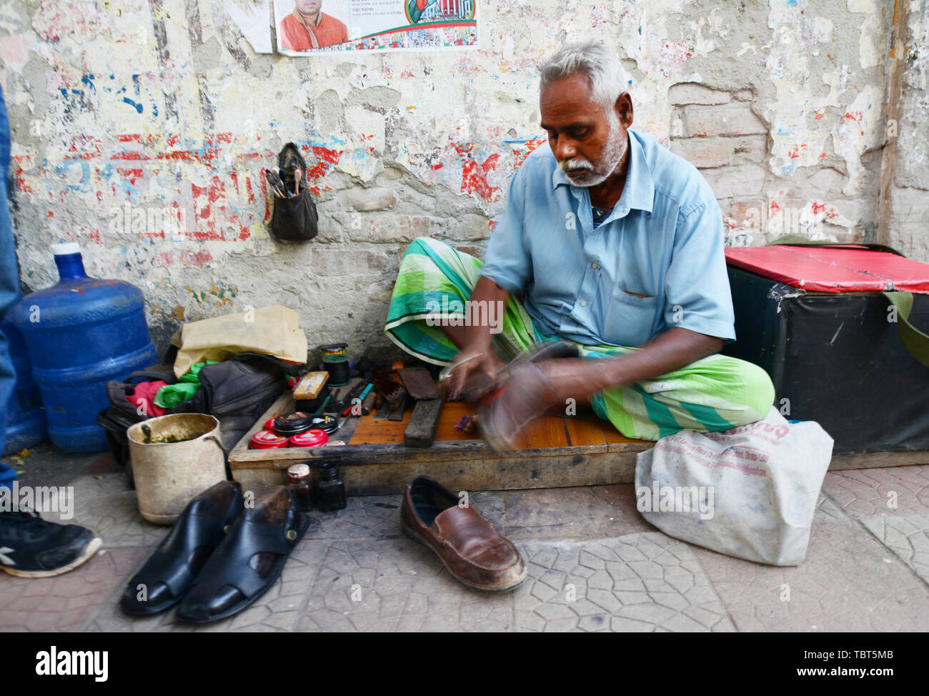 Man polishing his shoes a shoe polish hires stock photography and