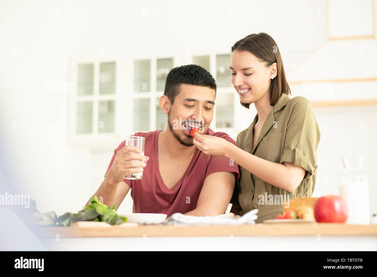 Couple eating strawberries hi-res stock photography and images - Alamy