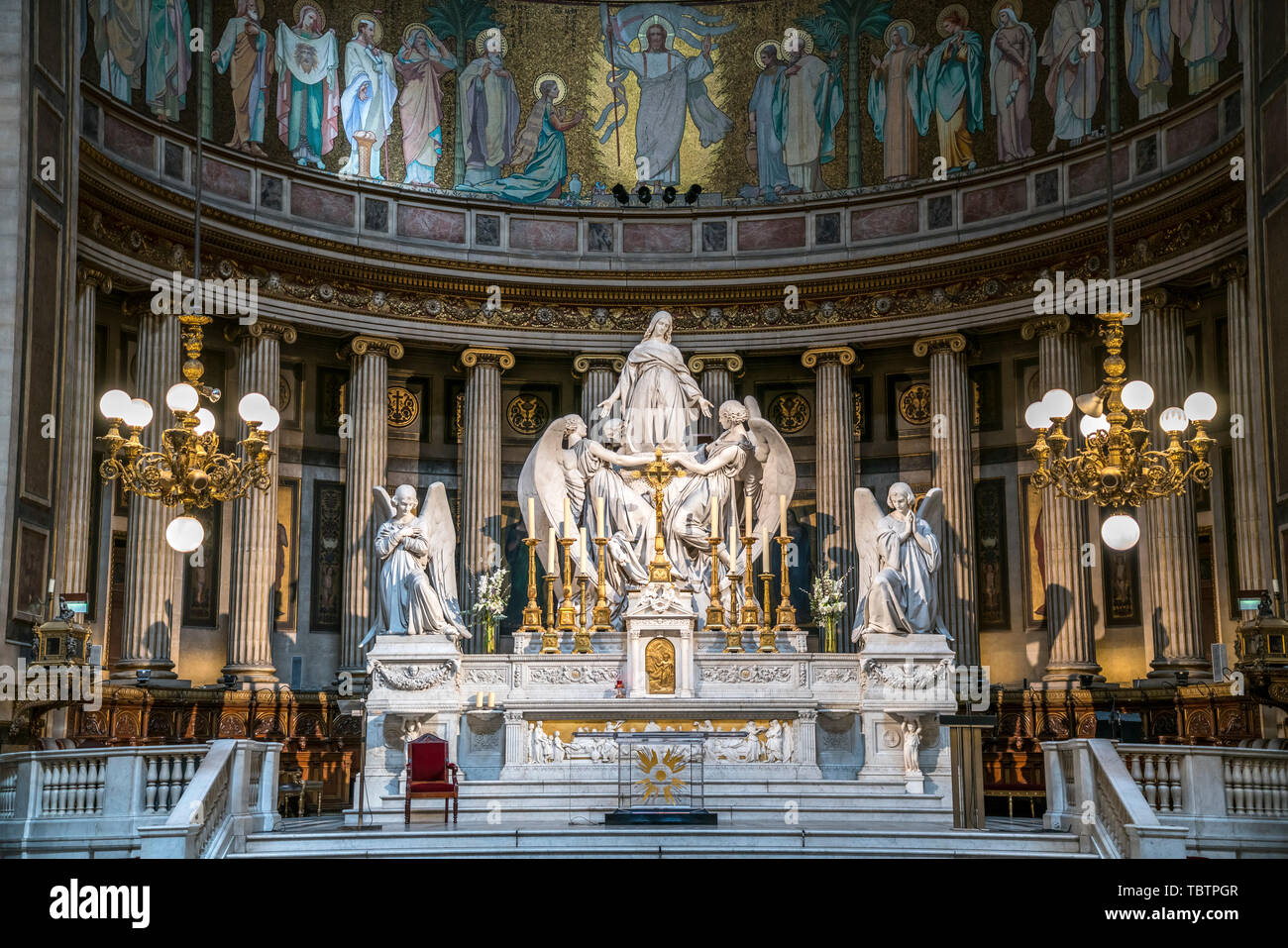 Skulpturengruppe mit Maria Magdalena am Altar der Pfarrkirche La Madeleine  Sainte-Marie-Madeleine, Paris, Frankreich  |  altar sculpture group with M Stock Photo