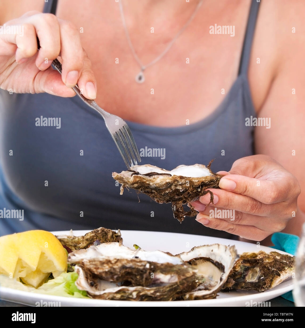 Woman Eating Oysters Stock Photos & Woman Eating Oysters Stock Images Alamy
