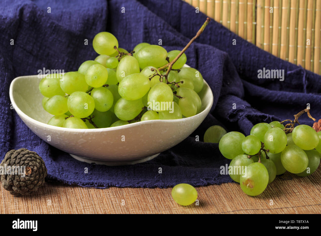 Bundle Of Grapes Stock Photos & Bundle Of Grapes Stock Images Alamy