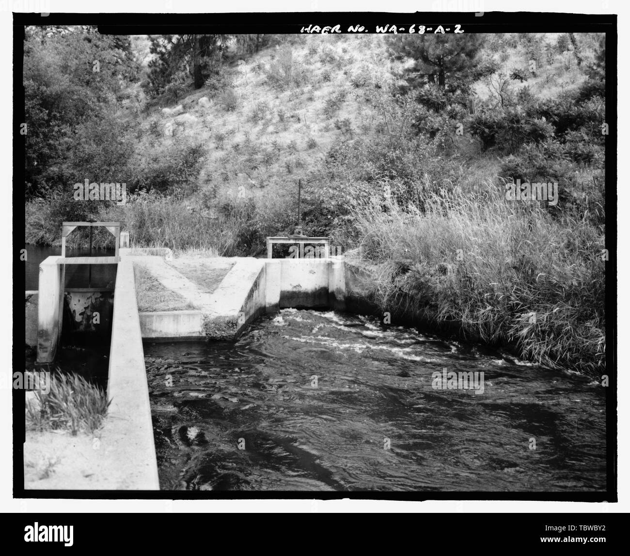 MAIN CANAL HEADWORKS, FROM DOWNSTREAM (TO RIGHT), NOTE SAND AND SILT