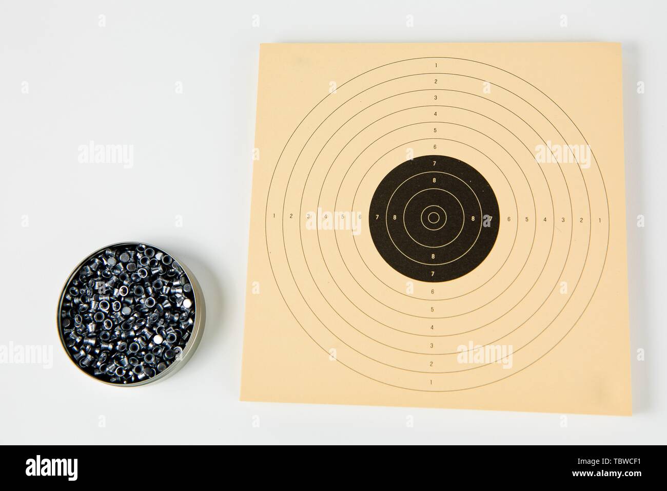 Box of 500 pieces of pellets for air guns and sporty paper targets for