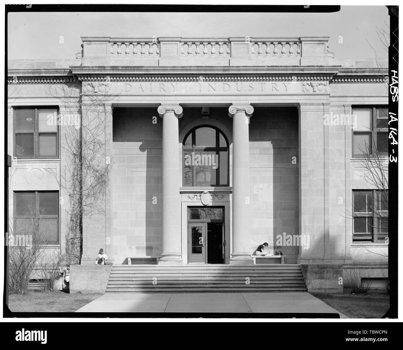 MAIN ENTRANCE PORTICO, AT WEST FRONT, LOOKING EAST (Ryan) Dairy ...
