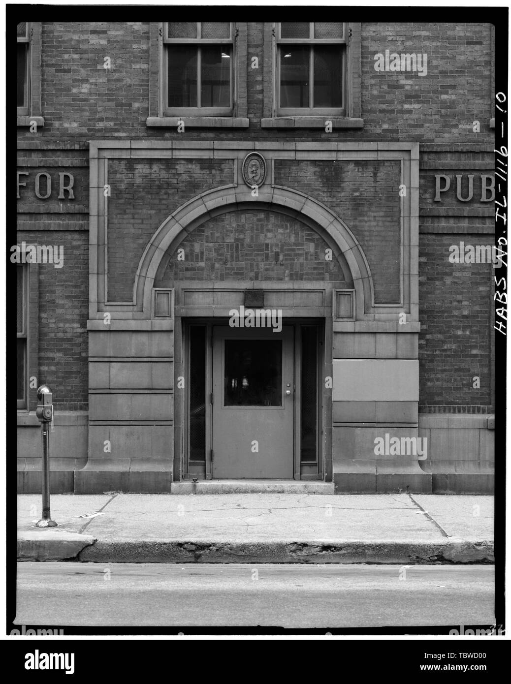 MAIN ENTRANCE, LOCATED IN 1913 BUILDING ON OHIO STREET (FRONT) FACADE  Underwriters' Laboratories, 207231 East Ohio Street, Chicago, Cook County, IL Stock Photo