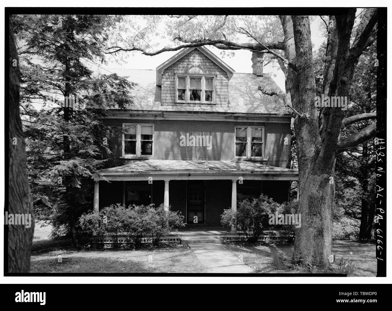 MAIN FACADE OF HOUSE, LOOKING NORTHEAST  Earlston Thropp House, North side State Route 1004, west of Township Route 503, Earlston, Bedford County, PA Thropp, Earlston Thropp, Joseph Earlston Benz, Sue, transmitter Lowe, Jet, photographer Wallace, Kim E, historian Stock Photo