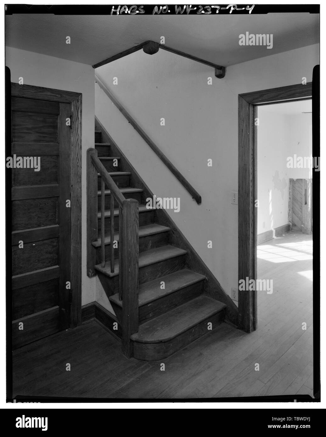 MAIN FLOOR, STAIR HALL LOOKING EAST. Parsons Nursery, Cheat District ... - Stair Hall Floor Size