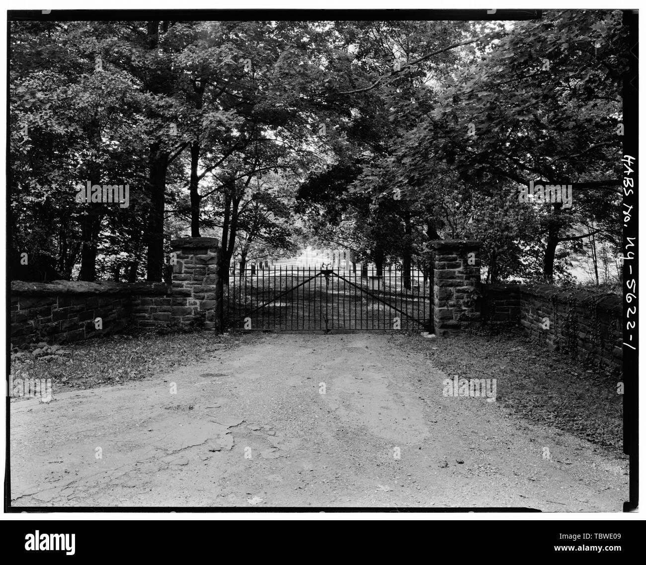 MAIN GATE AND AVENUE The Meadows, River Road, Rhinebeck, Dutchess