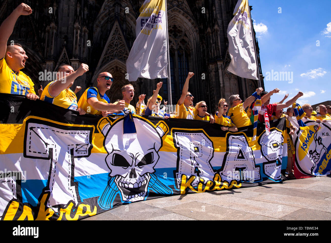 fans of the Polish handball club KS Kielce celebrate during the EHF Champions League Final in front of the cathedral, Cologne, Germany.  Fans des poln Stock Photo
