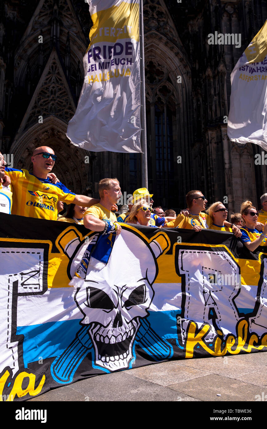fans of the Polish handball club KS Kielce celebrate during the EHF Champions League Final in front of the cathedral, Cologne, Germany.  Fans des poln Stock Photo
