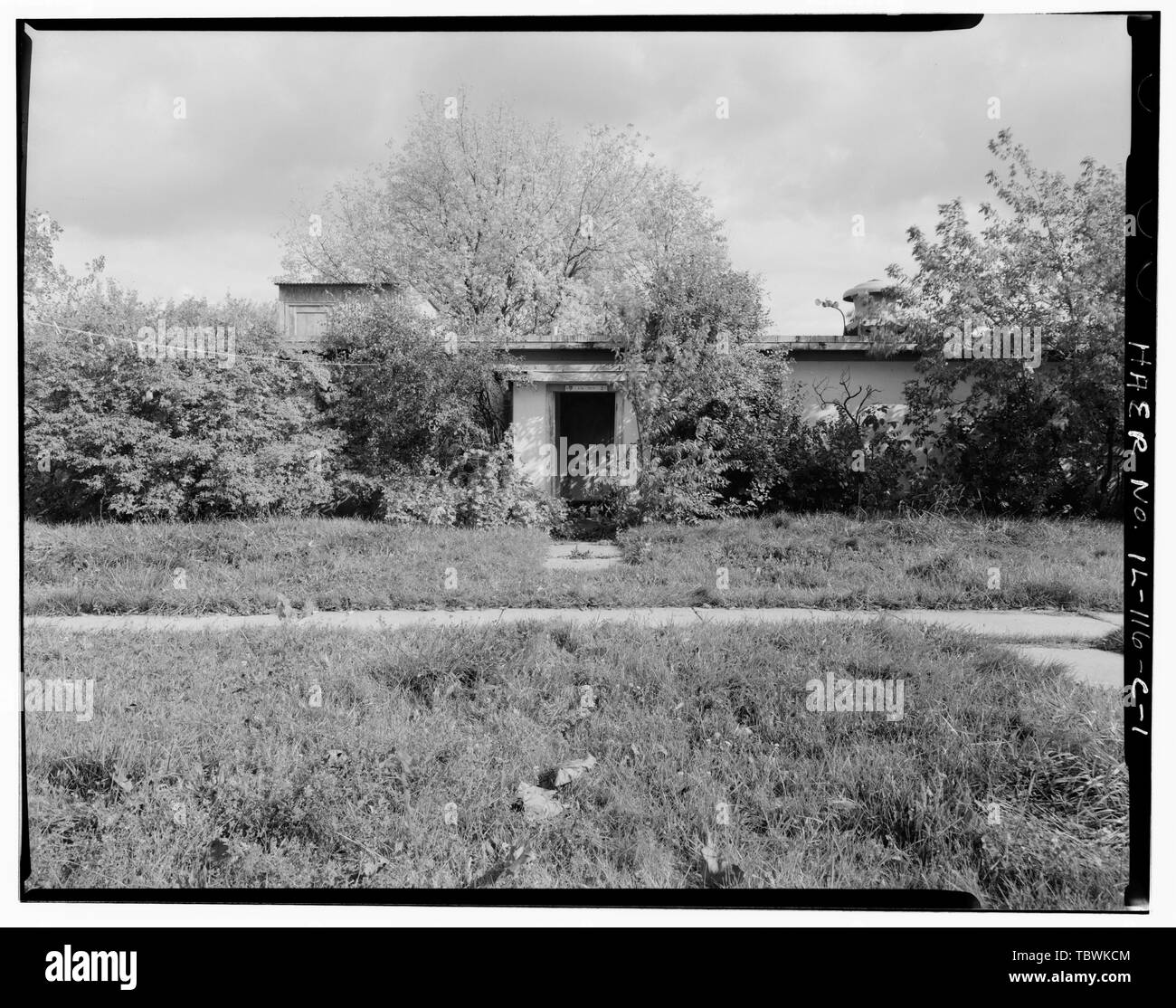 MESS HALL, FRONT, LOOKING EAST.  NIKE Missile Base C84, Mess Hall, North of Launch Area Entrance Drive, east of Officers' Quarters and Administration Building, Barrington, Cook County, IL Stock Photo