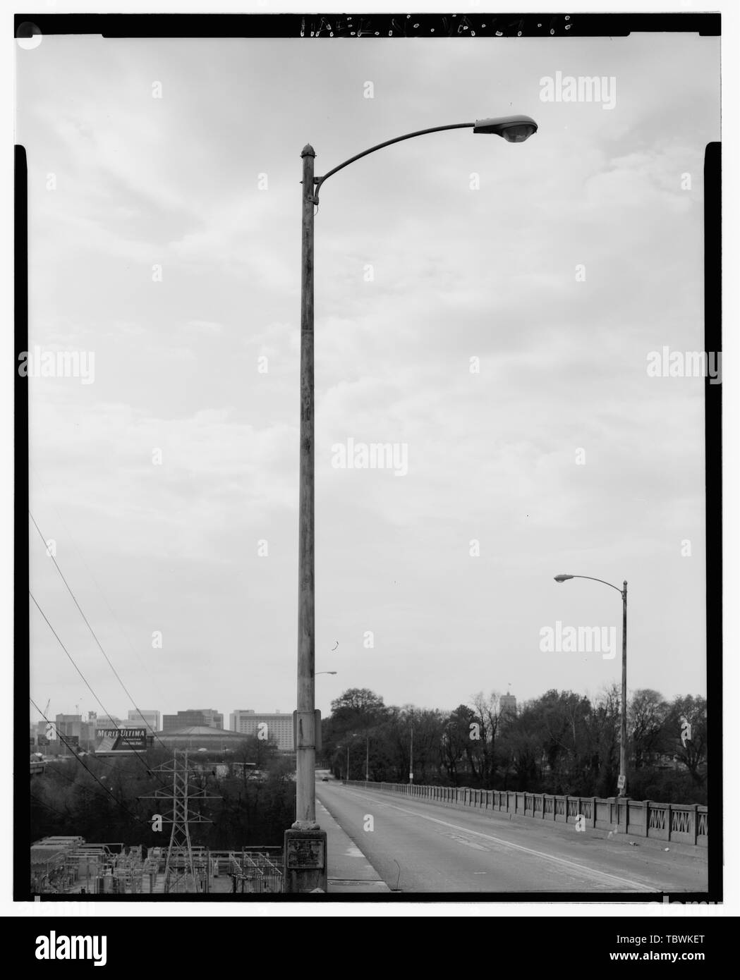 METAL LIGHT STANDARD, AT NORTH END BLOCK OF EAST PARAPET, FROM NORTH, SHOWING ORIGINAL LIGHT STANDARD, WITH REPLACEMENT BRACKET AND COBRAHEAD LAMP  Fifth Street Viaduct, Spanning Bacon's Quarter Branch Valley on Fifth Street, Richmond, Independent City, VA Stock Photo