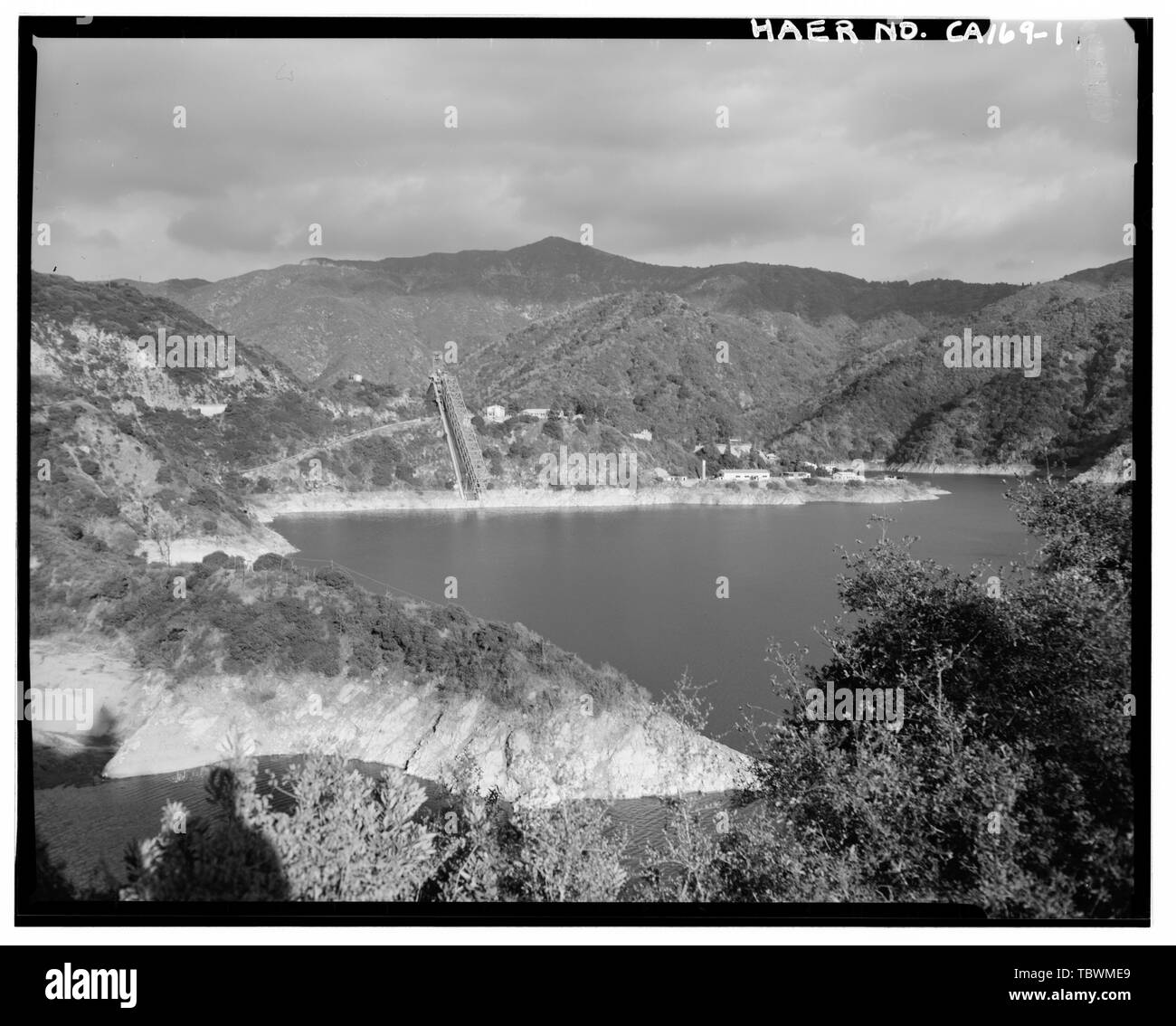 MORRIS DAM TEST FACILITY (MDTF) AND VARIABLEANGLE LAUNCHER AS SEEN FROM STATE HIGHWAY 39 NEAR MORRIS DAM LOOKING EAST.  Variable Angle Launcher Complex, CA State Highway 39 at Morris Reservior, Azusa, Los Angeles County, CA Morris Reservoir, with the Variable Angle Launcher Complex  — in the San Gabriel Mountains, within Los Angeles County, California.  Image: HAER—Historic American Engineering Record of California. Stock Photo