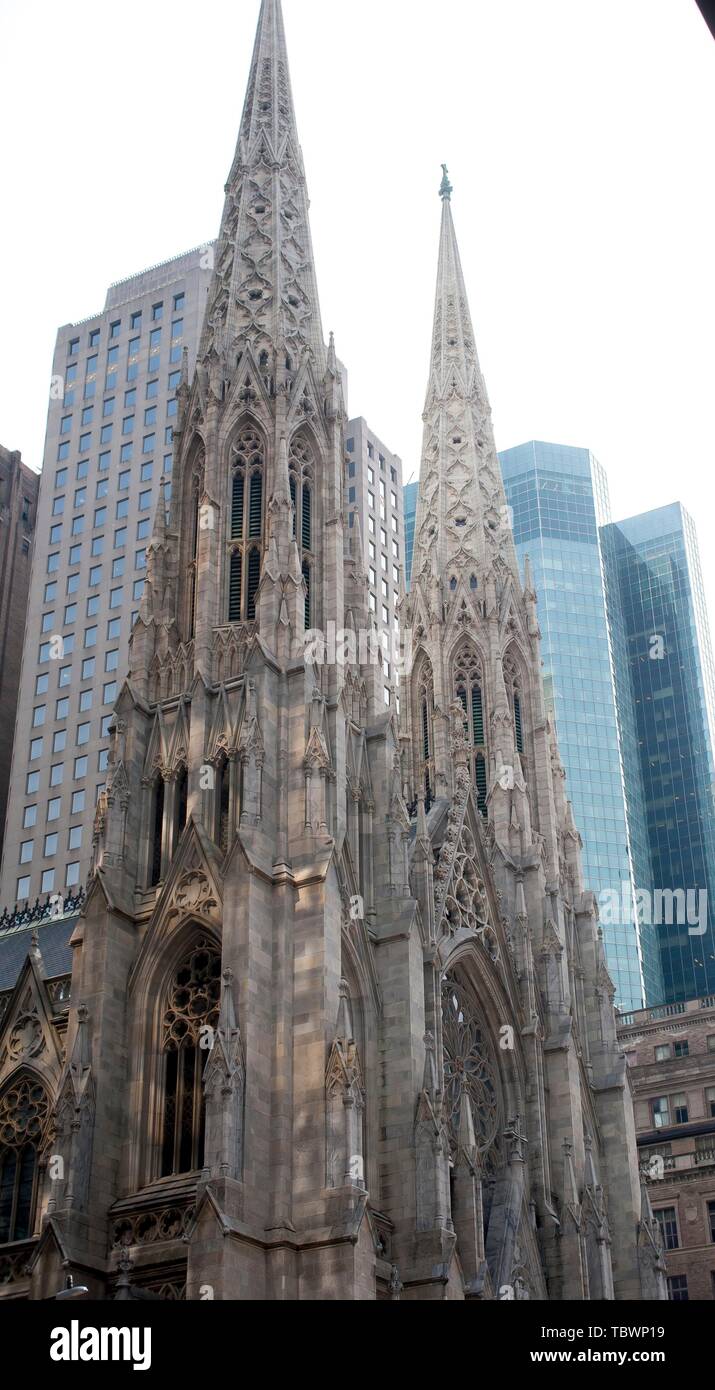 Exterior de la catedral de San Patricio de Nueva York, ubicada en el lado  este de la Quinta Avenida Stock Photo - Alamy