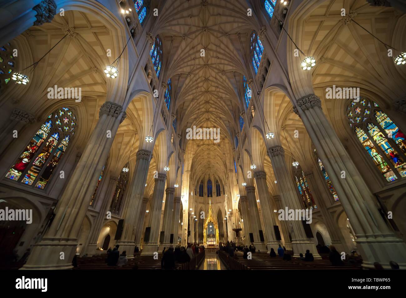 Interior de la catedral de San Patricio de Nueva York, ubicada en el lado este de la Quinta Avenida Stock Photo - Alamy Interior de la catedral de San Patricio de Nueva York, ubicada en el lado este de la Quinta Avenida Stock Photo - Alamy