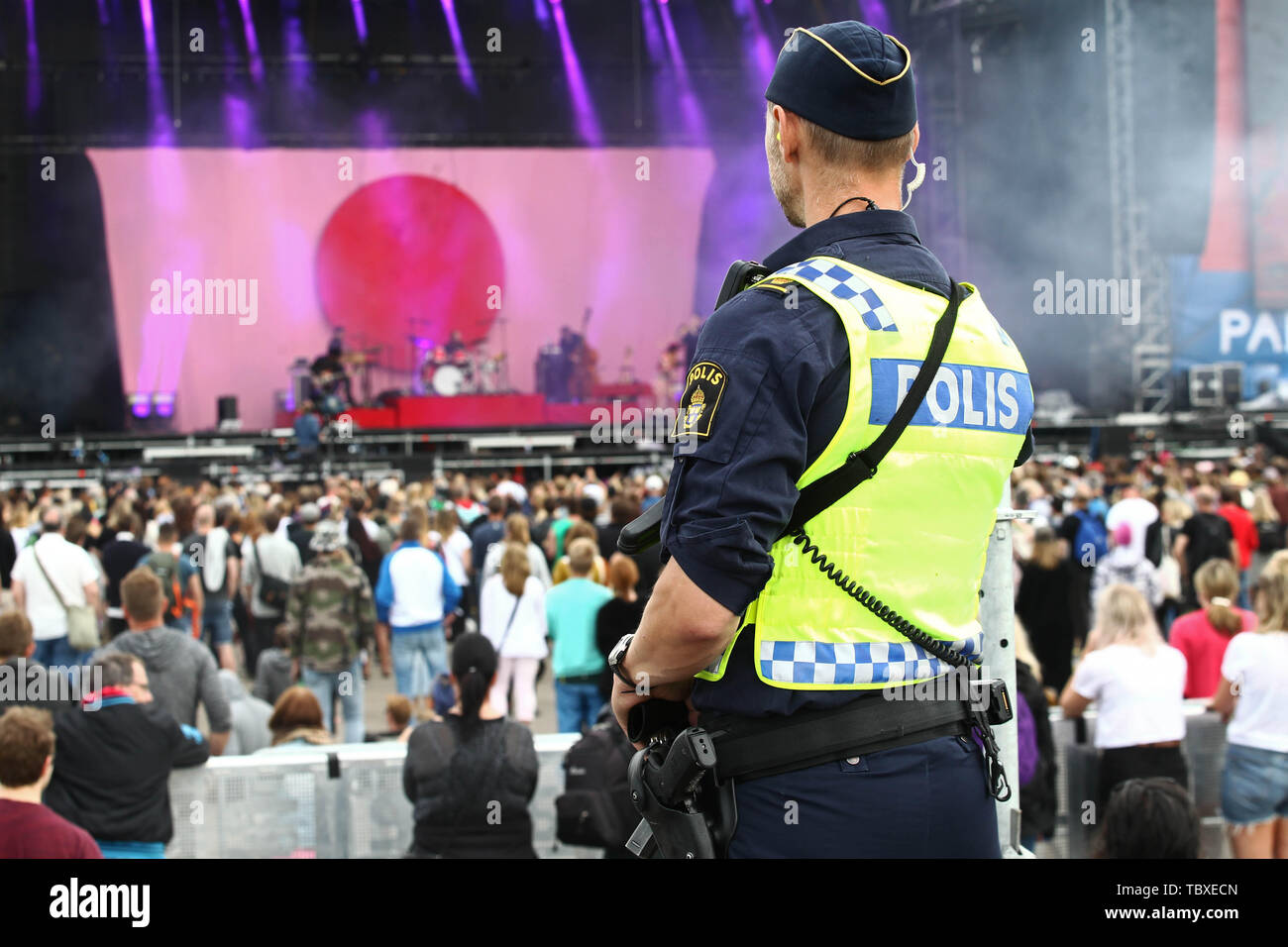 BRÅVALLA 20170701 Polis/poliser som övervakar publiken på Bråvalla festival  2017. Bild Jeppe Gustafsson Stock Photo - Alamy