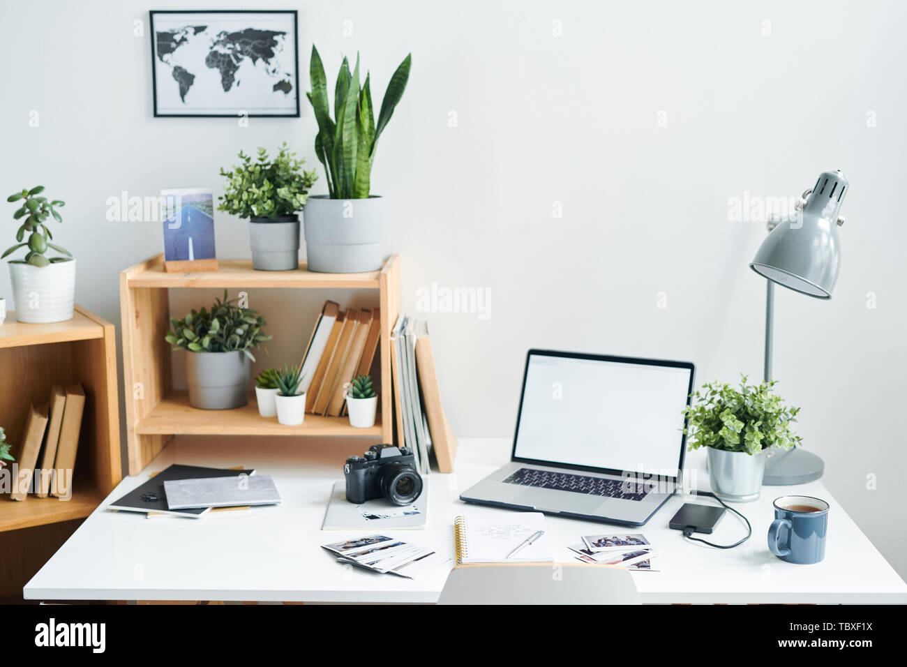 Modern contemporary workplace hi-res stock photography and images - Alamy
