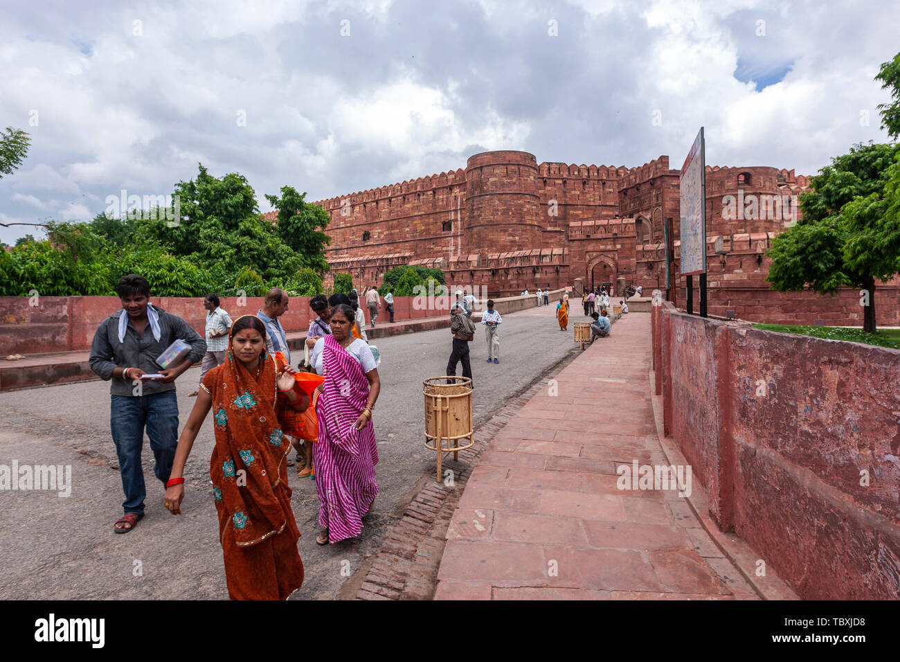 Amar Singh Gate of the Agra Fort with tourists, Agra, Uttar Pradesh, North India Stock Photo