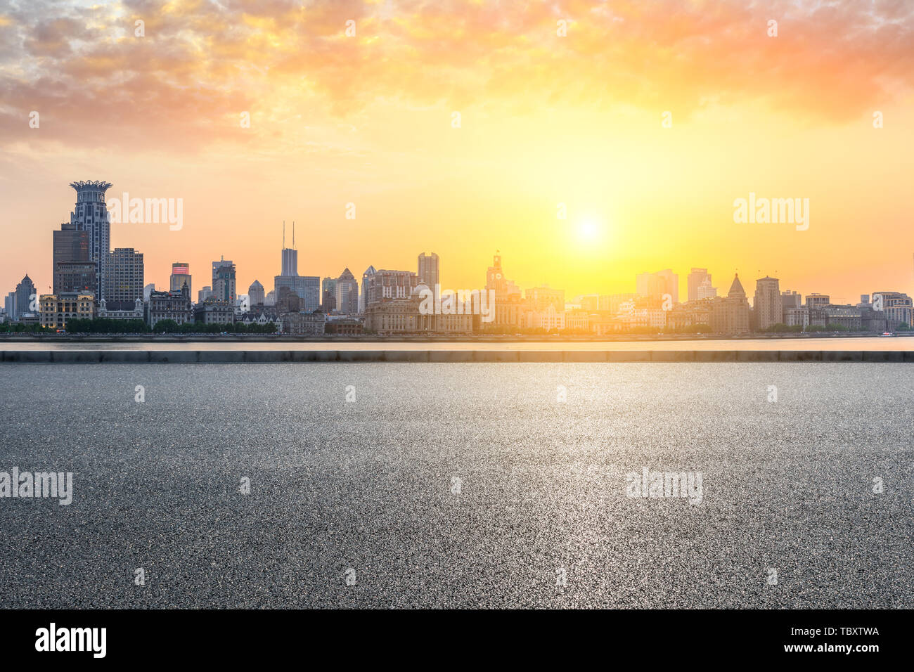 Shanghai bund skyline landmark hi-res stock photography and images - Alamy