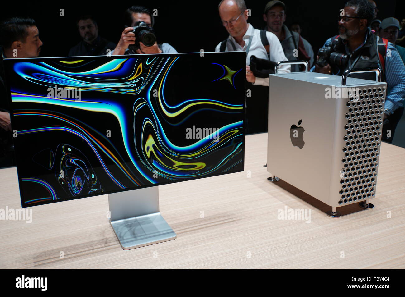 Монитор apple pro display xdr. Самая дорогая продукция эппл. Компания apple. Компьютер apple mac pro 2019. I mac pro 2019 apple.