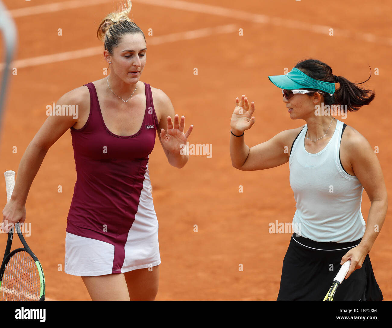 Paris. 3rd June, 2019. Xu Yifan (R) of China and Gabriela Dabrowski of  Canada react during the women's doubles third round match with Fiona  Ferro/Diane Parry of France at French Open tennis