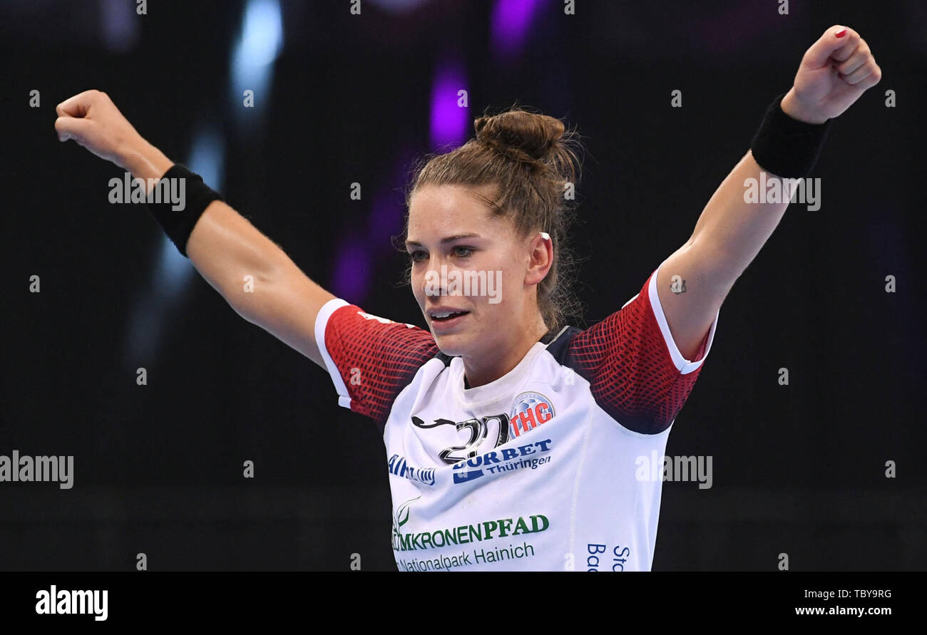 Stuttgart, Germany. 26th May, 2019. Handball, women: DHB Cup, TuS Metzingen  - SC Union Halle-Neustadt, Final Four, match for 3rd place Viktoria Divak  from Union Halle-Neustadt (above), in action with Katharina Beddies (