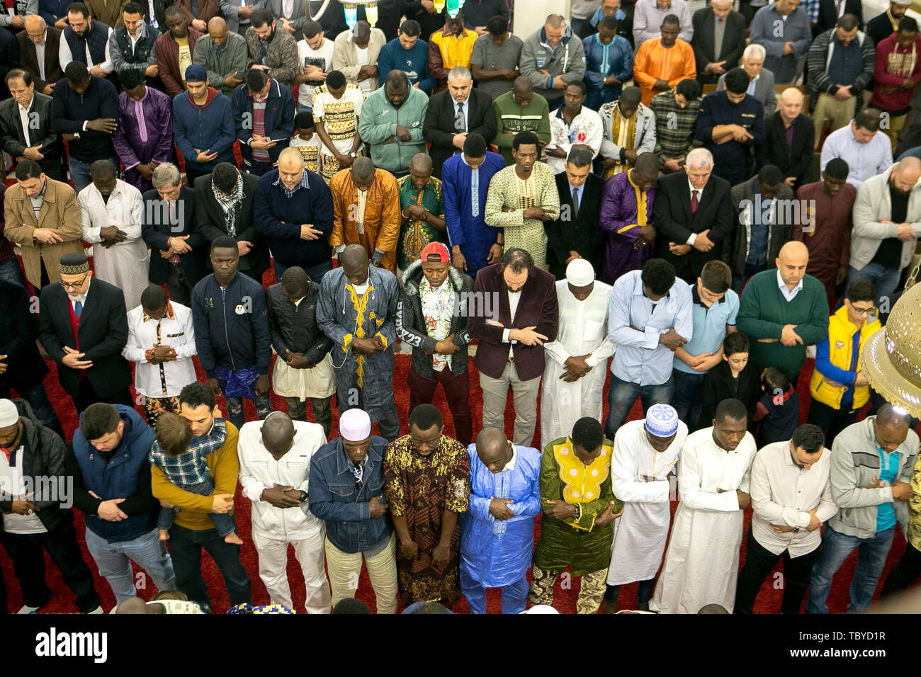 Sao Paulo, Brazil. 4th June, 2019. Muslims celebrate the Eid Al Fitr Breakfast Feast, which marks the end of the Ramada, one of the most important events of the Islamic calendar. At the time, Muslims, religious, authorities and the whole community in the mosque Brazil in SÃ£o Paulo Credit: Dario Oliveira/ZUMA Wire/Alamy Live News Stock Photo