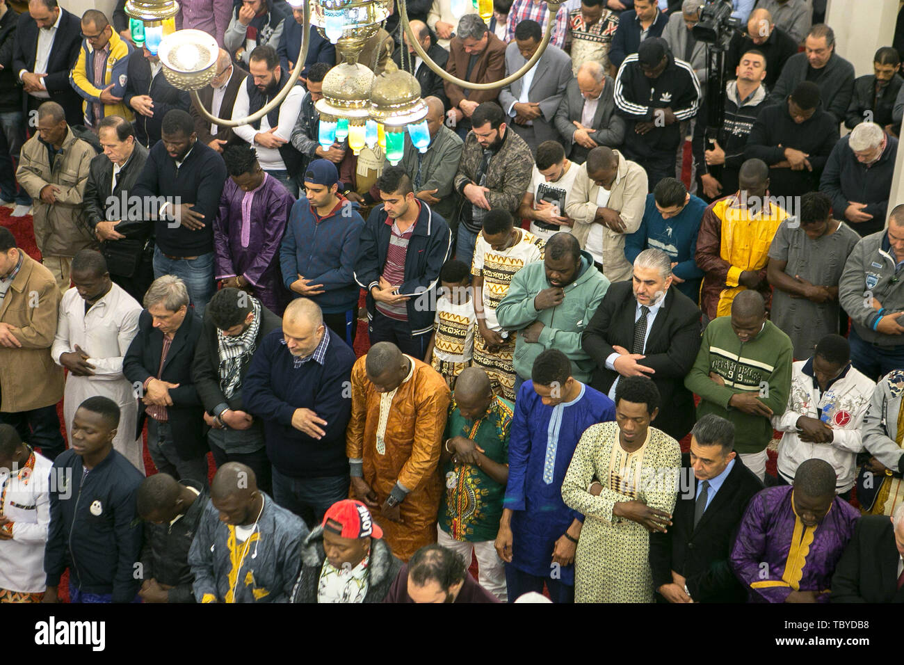 Sao Paulo, Brazil. 4th June, 2019. Muslims celebrate the Eid Al Fitr Breakfast Feast, which marks the end of the Ramada, one of the most important events of the Islamic calendar. At the time, Muslims, religious, authorities and the whole community in the mosque Brazil in SÃ£o Paulo Credit: Dario Oliveira/ZUMA Wire/Alamy Live News Stock Photo