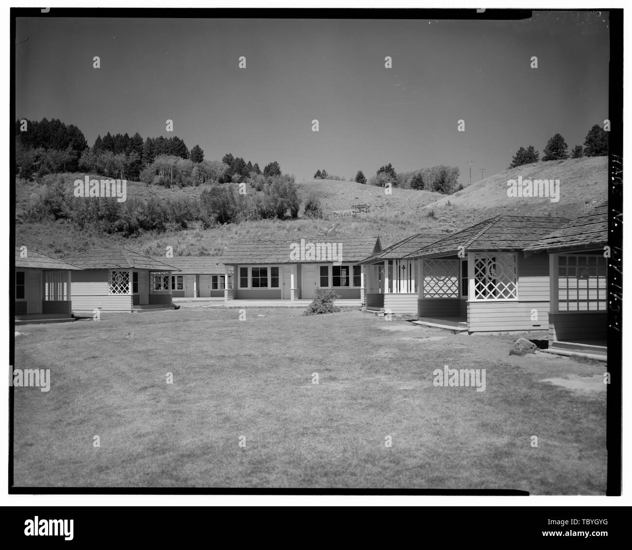 Mammoth motor inn guest cabins, view west Mammoth Motor Inn, 400