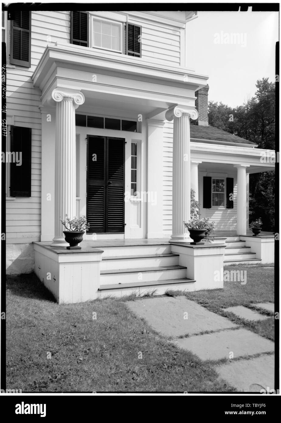 May 1968 DETAIL SOUTH (FRONT) ENTRY PORTICO Francis Jelliff House, 212