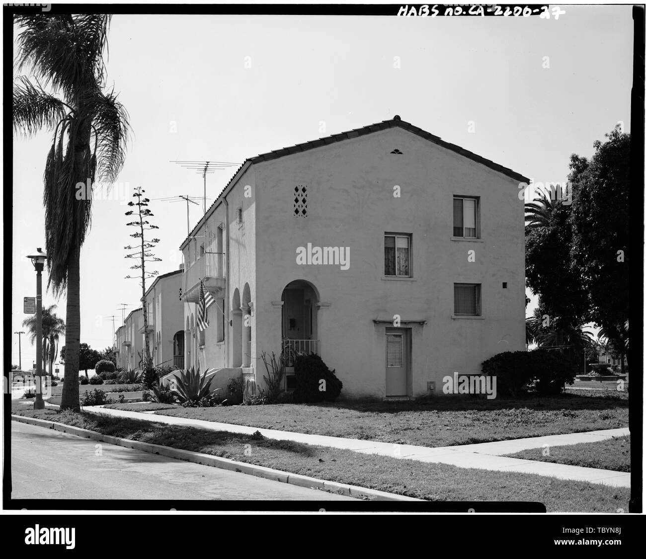 N.C.O. QUARTERS CAPTAIN SMALLWOOD DRIVE LOOKING SOUTH (41662)  Fort MacArthur, Pacific Avenue, San Pedro, Los Angeles County, CA Stock Photo