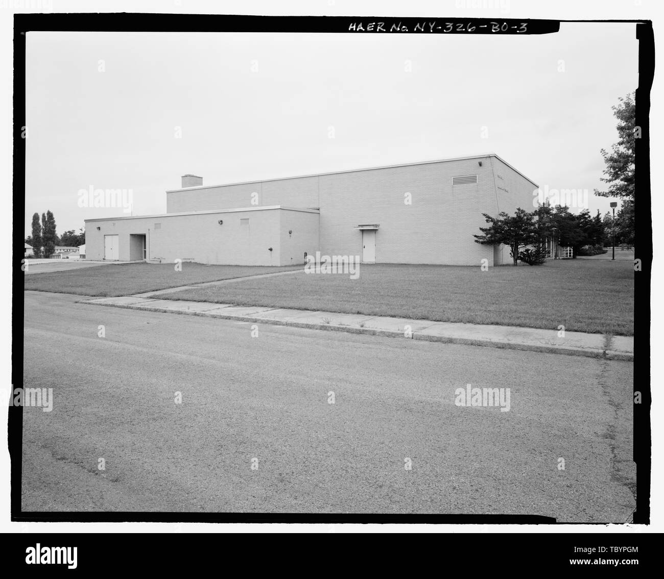NORTH (SIDE) AND WEST (FRONT) ELEVATIONS OF BUILDING. VIEW TO SOUTH