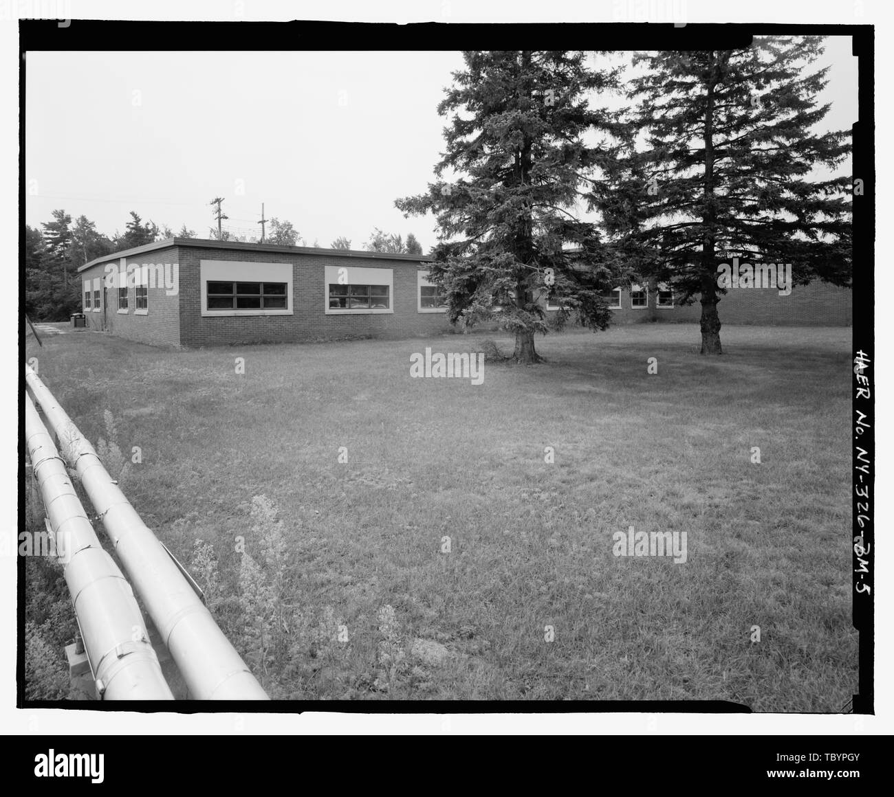 NORTH (SIDE) AND WEST (FRONT) ELEVATIONS OF BUILDING. VIEW TO SOUTH
