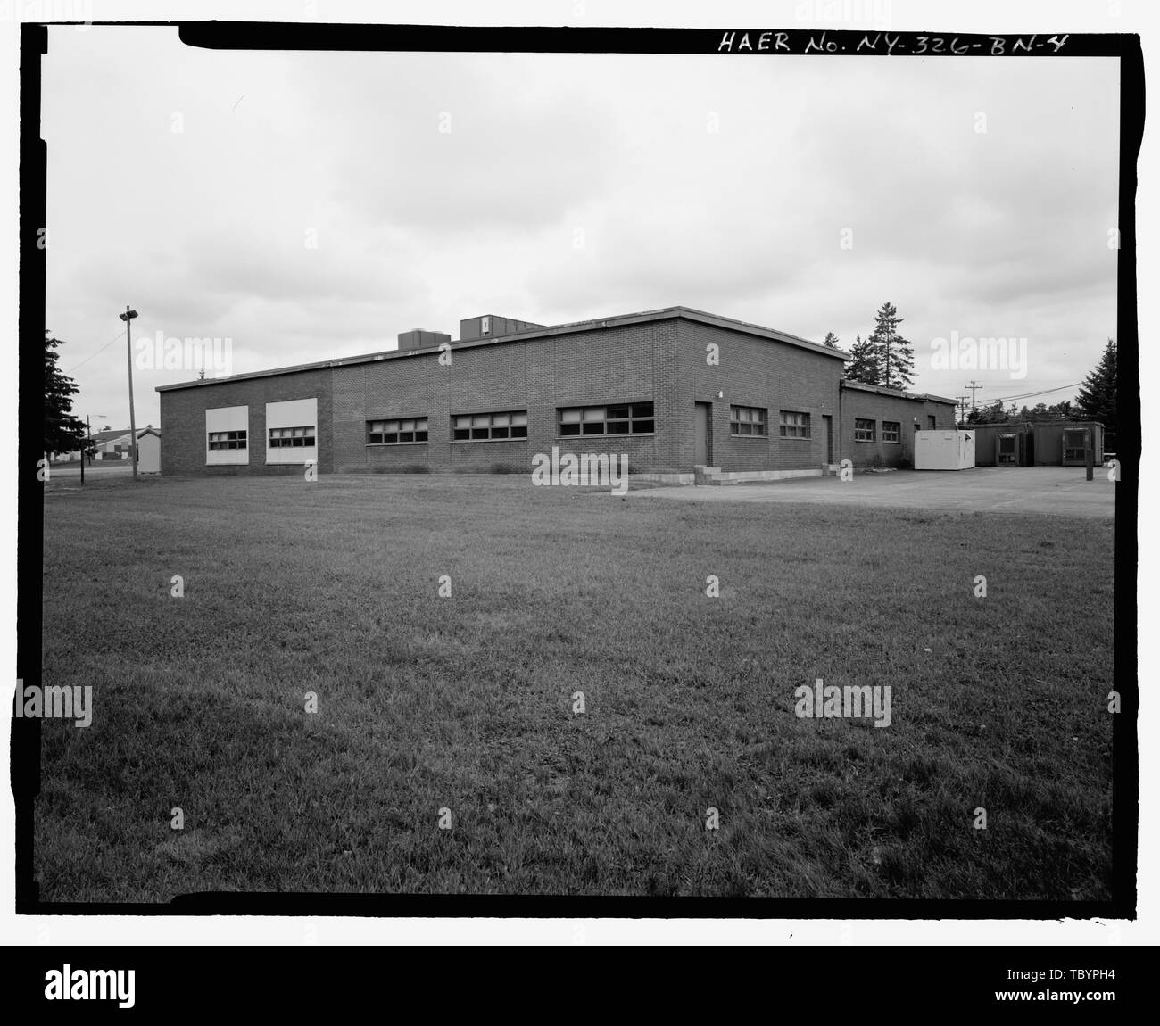 NORTH (SIDE) AND EAST (REAR) ELEVATIONS OF BUILDING. VIEW TO WEST.  Plattsburgh Air Force Base, Noncommissioned Officer Open Mess, New York Road, Plattsburgh, Clinton County, NY Stock Photo