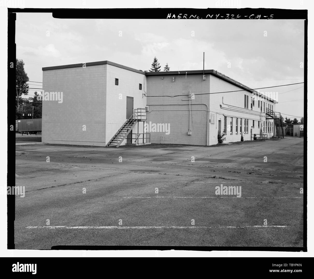 NORTH (SIDE) AND WEST (REAR) ELEVATIONS OF BUILDING. VIEW TO SOUTHEAST.  Plattsburgh Air Force Base, Wing Headquarters Building, Arizona Avenue, Plattsburgh, Clinton County, NY Stock Photo