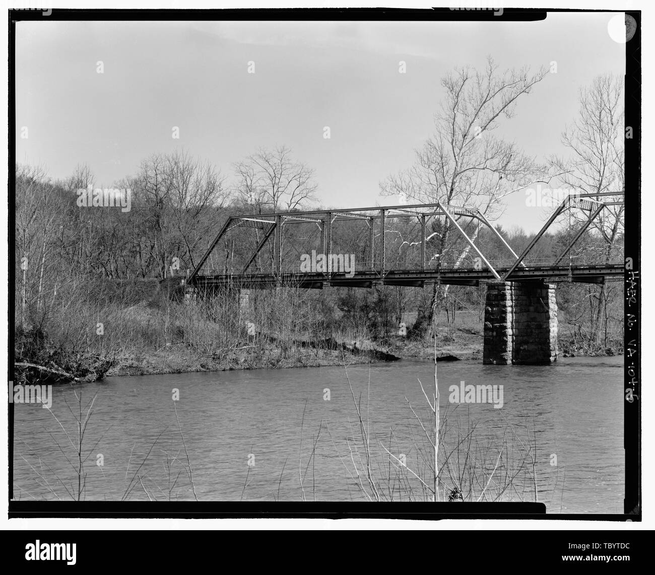 NORTH ELEVATION OF THE EAST SPAN, LOOKING SOUTHEAST  McPherson's Ford Bridge, State Route 633 over Cowpasture River, Clifton Forge, Alleghany County, VA Nelson and Buchanan McPherson, William H Meyer, Lauren, transmitter Harns, Bruce A, photographer Casella, Richard M, historian Helms, Alison, historian Stock Photo