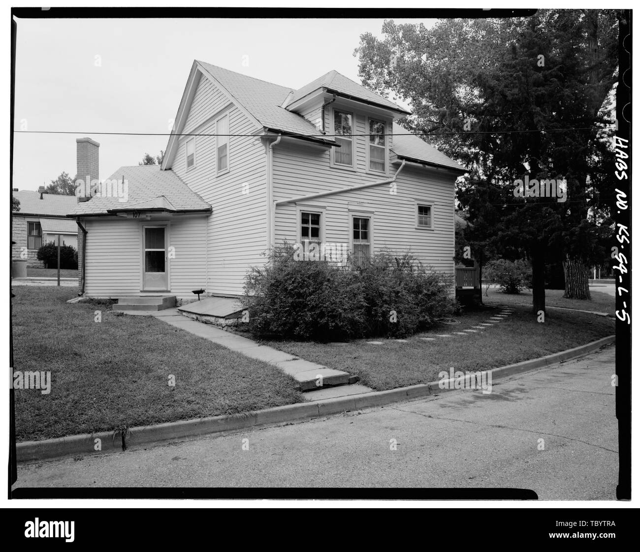 NORTH and WEST ELEVATIONS, LOOKING SOUTHEAST. Fort Riley, Building No. 107, 107 Reed Avenue