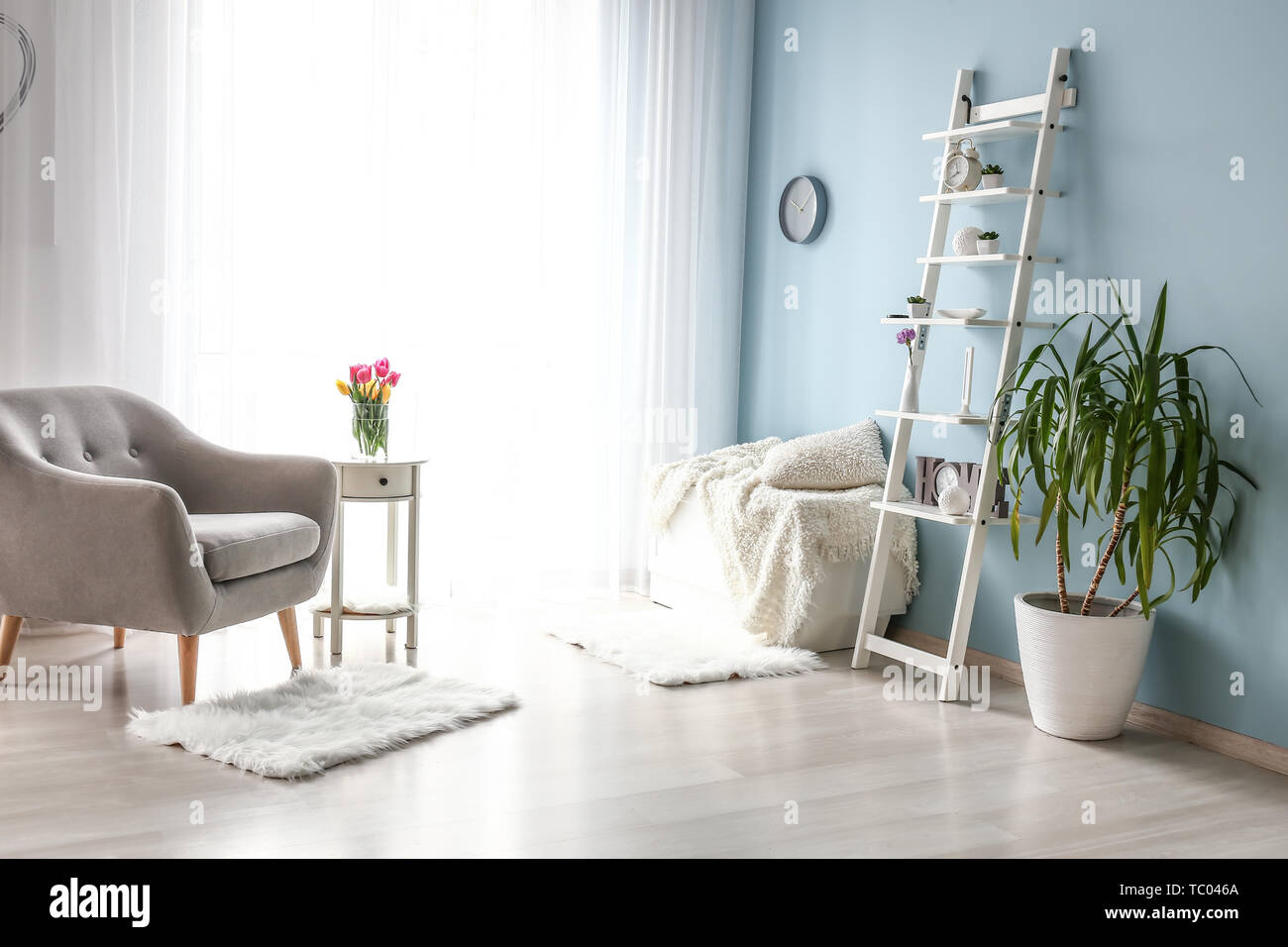 Interior of light modern room Stock Photo - Alamy