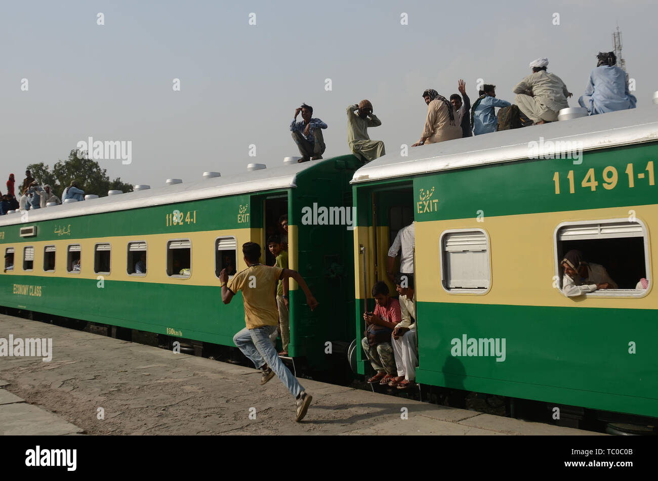 Train Railway Pakistan Passenger Stock Photos & Train Railway Pakistan ...